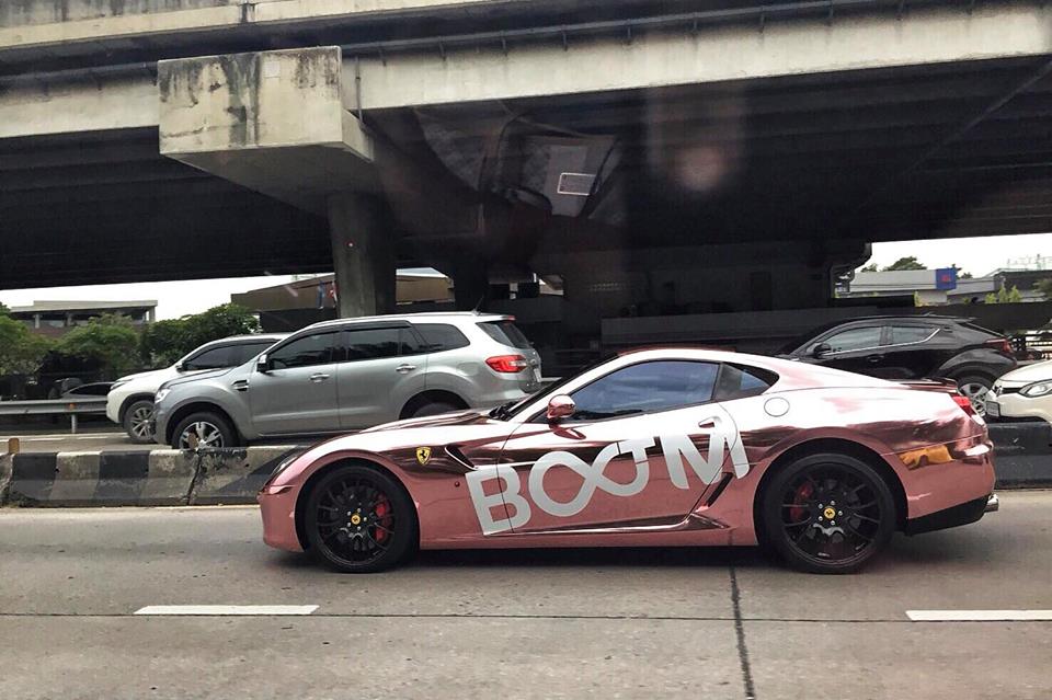 Siêu xe Ferrari 599 GTB Fiorano sau khi được đổi sang bộ áo màu hồng crôm