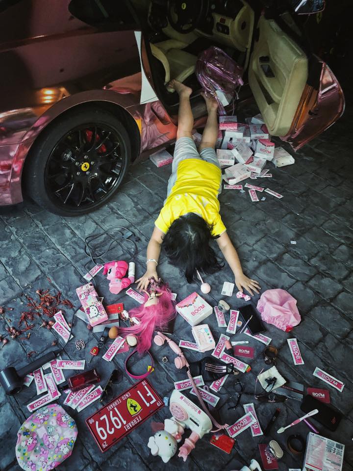Những đạo cụ sử dụng trong các bức ảnh ngã sấp mặt của doanh nhân Thái như siêu xe Ferrari 599 GTB Fiorano, túi xách, mỹ phẩm, cà-vạt hay thậm chí bàn chải đánh răng đều toàn màu hồng