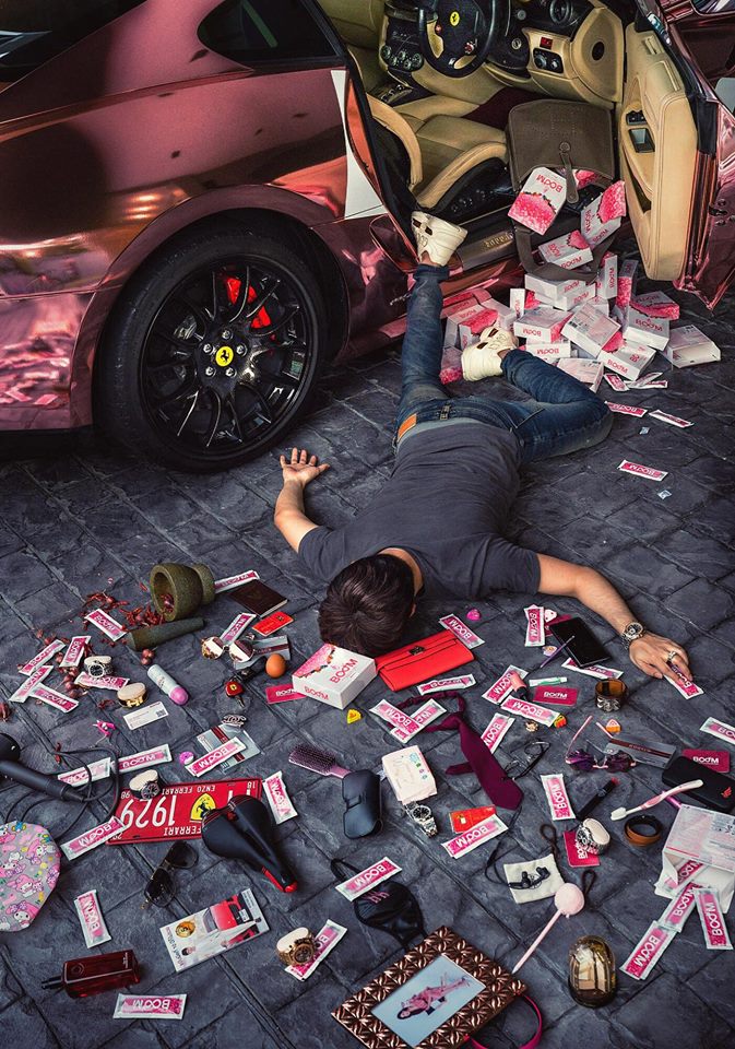 Phiên bản ngã sấp mặt toàn màu hồng bên siêu xe Ferrari 599 GTB của doanh nhân Thái