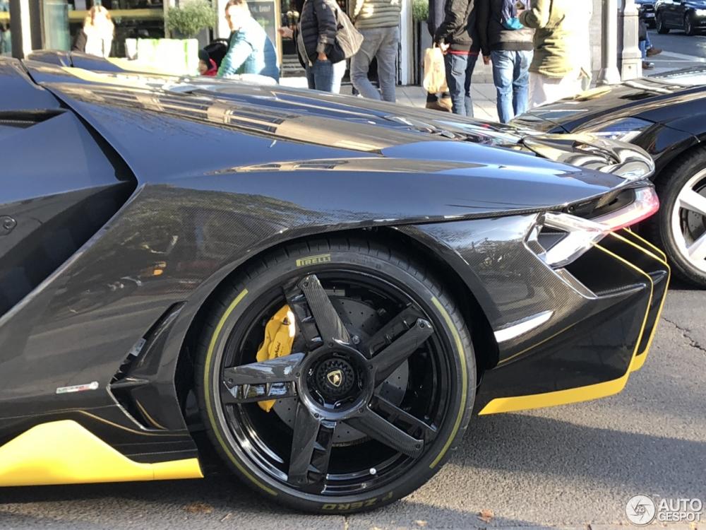 Lamborghini Centenario Roadster giá 2 triệu đô la lăn bánh trên đường phố  của Đức