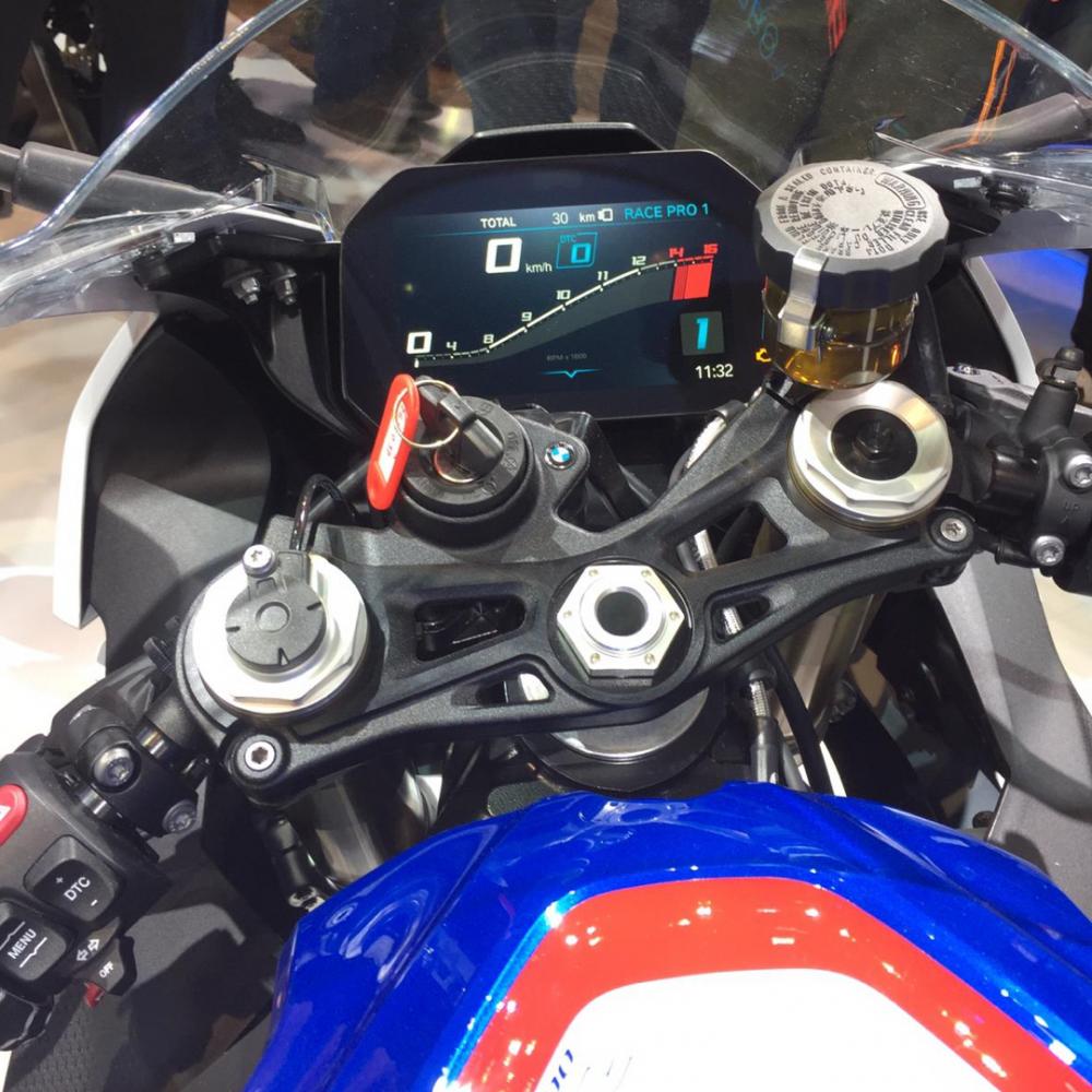 Màn hình TFT trên BMW S1000RR 2019