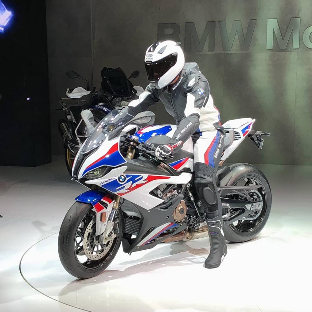 Động cơ của BMW S1000RR 2019 được cải tiến khá nhiều, vừa giảm trọng lượng, vừa tăng công suất máy