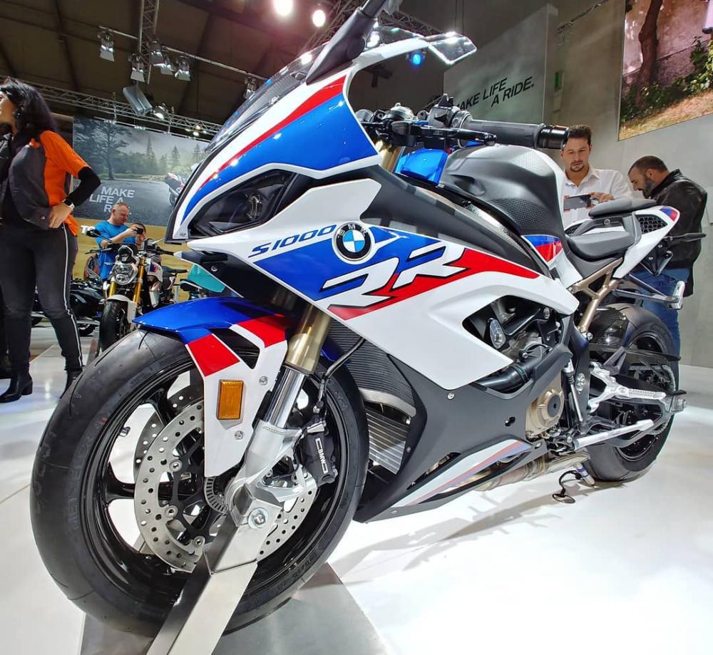 Nhờ các cải tiến về kết cấu khung gầm, động cơ và vật liệu mà BMW S1000RR 2019 nhẹ hơn so với hệ trước đến 11 kg, về mức 197 kg.
