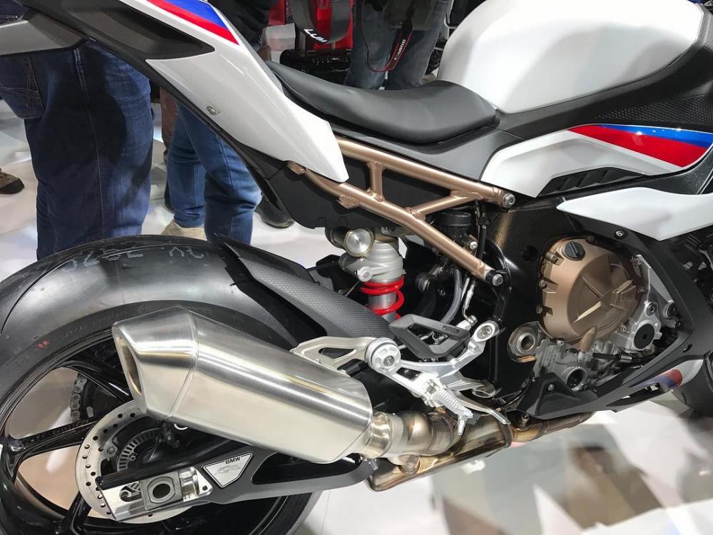 Hệ thống ống xả mới trên BMW S1000RR 2019 nhẹ hơn thế hệ cũ 1,3 kg.