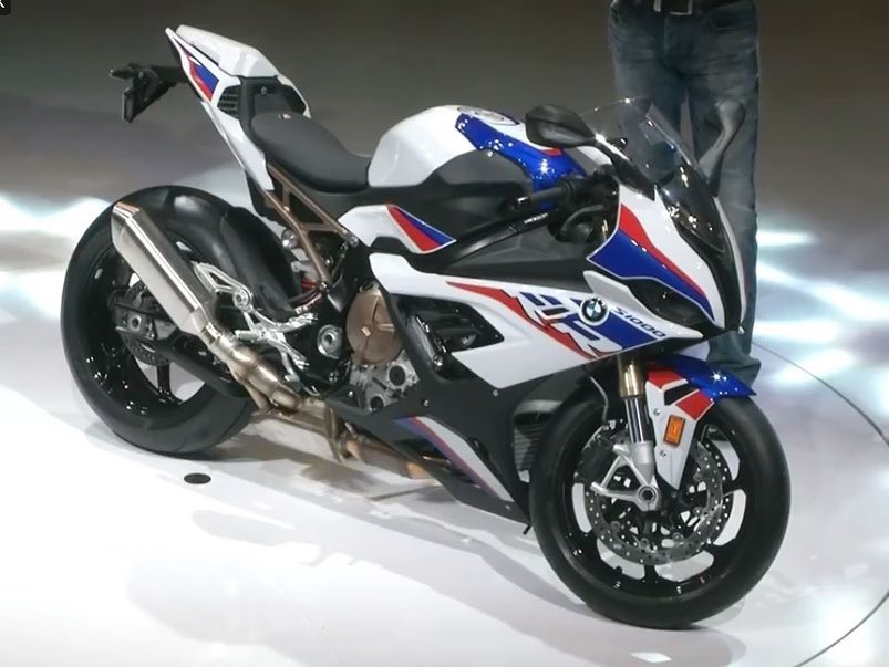BMW S1000RR 2019 vẫn giữ lại thiết kế bất đối xứng ở hai bên yếm xe. Trong khi yếm phải của xe có tạo hình mang cá thì yếm phải có thiết kế mở.