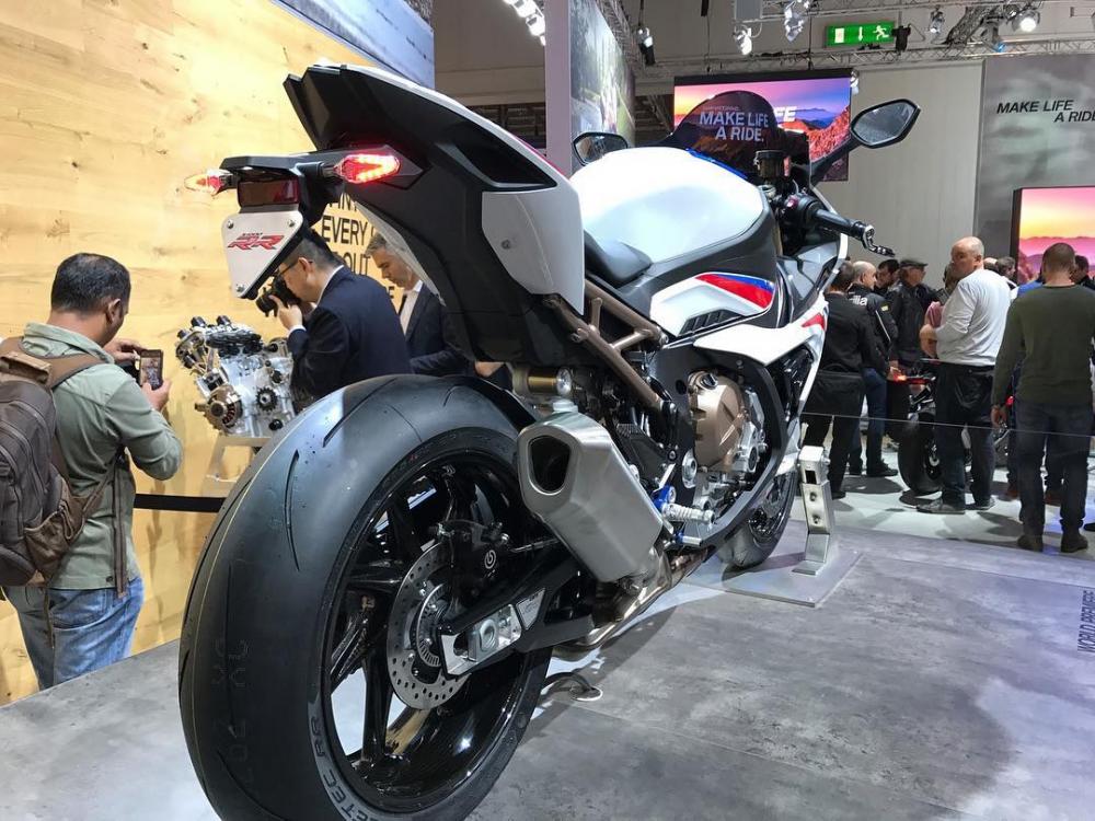 BMW S1000RR 2019 không còn đèn hậu LED nháy đặc trưng. Thay vào đó đèn phanh được tích hợp vào cặp đèn xinhan LED.