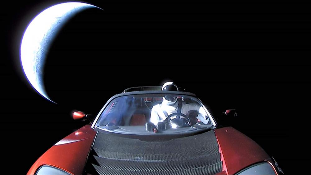 Chiếc Tesla Roadster có bạn đồng hành là người nộm Starman