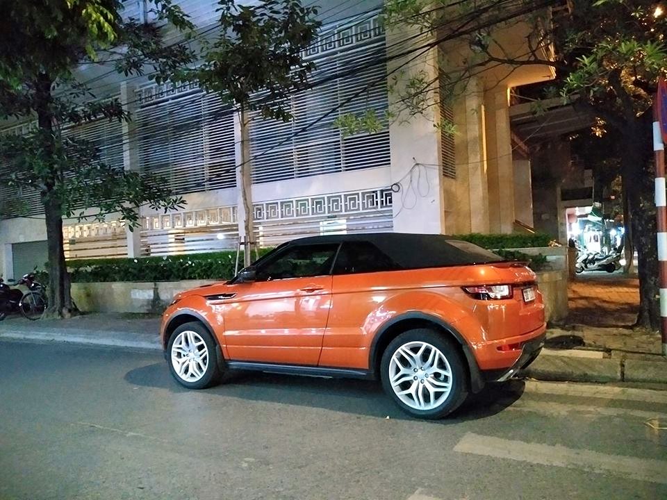 Đây là 1 trong 4 chiếc Range Rover Evoque mui trần có mặt tại thị trường Việt Nam