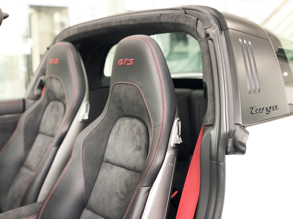 Logo GTS màu đỏ đối lập với nội thất đen của xe