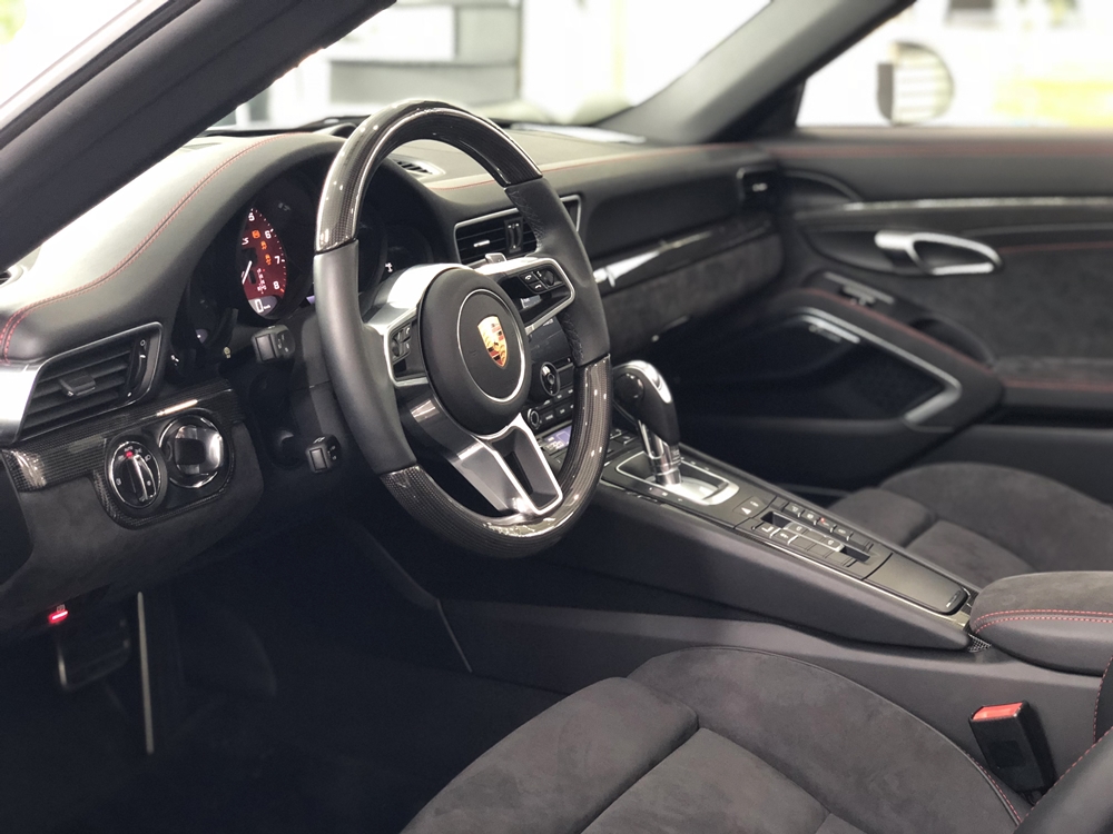 Nội thất Porsche 911 Targa 4 GTS đời 2018 đầu tiên tại Việt Nam 