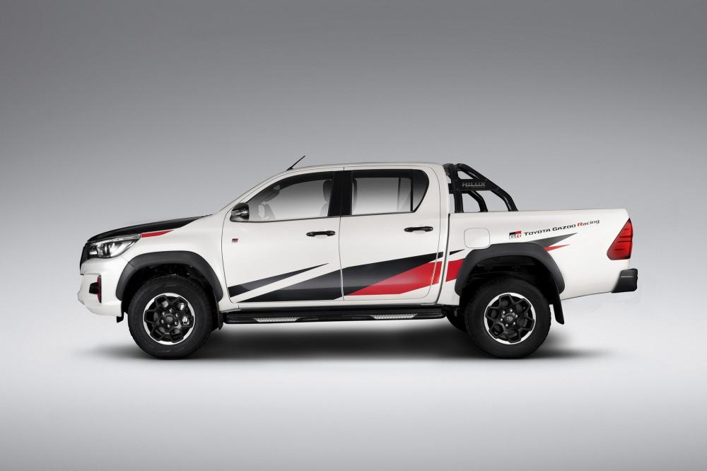 Bên sườn của Toyota Hilux GR Sport