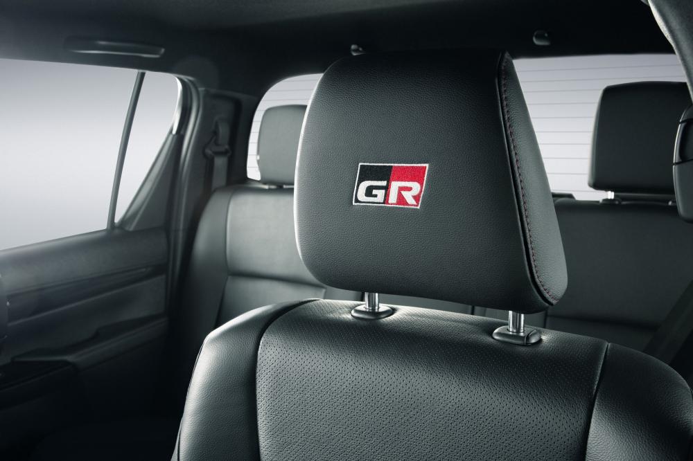 Gối tựa đầu ghế trước có thêu logo GR