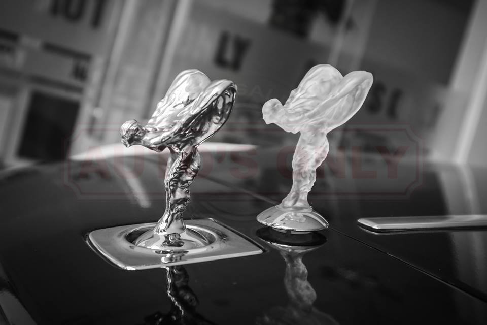 Logo Spirit of Ecstasy bằng chất liệu polycarbonate trong suốt và có thể phát sáng hay đổi màu sắc vào ban đêm khá độc đáo