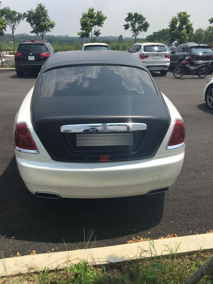 Rolls-Royce Wraith ngoại thất 2 tông màu đối lập trắng và đen nhám