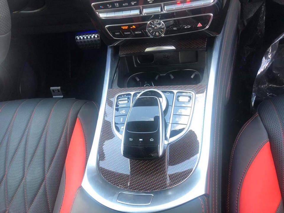 Một số chi tiết bên trong khoang lái còn được ốp sợi carbon Một số chi tiết bên trong khoang lái còn được ốp sợi carbon