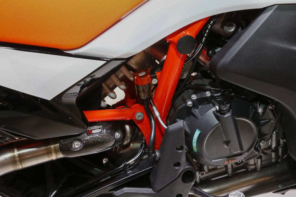 Cả hai phiên bản tiêu chuẩn và bản R đều dùng động cơ LC8