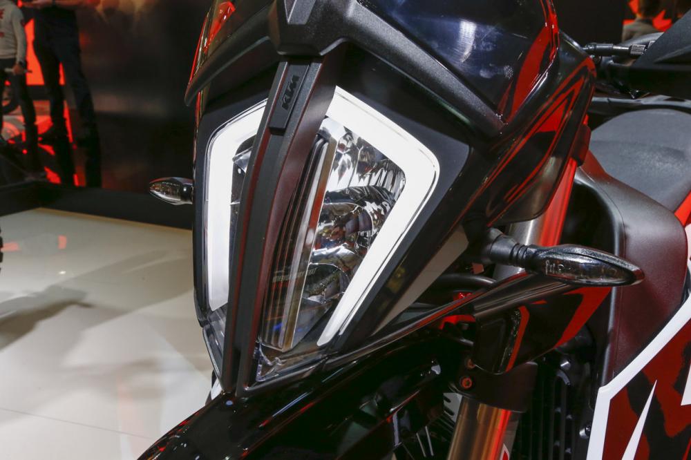 Hệ thống đèn pha LED và đèn định vị của KTM 790 Adventure