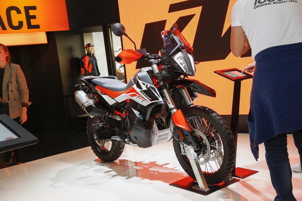 KTM 790 Adventure R có hành trình giảm xóc dài hơn và bộ lốp gai Metzeler Karoo 3
