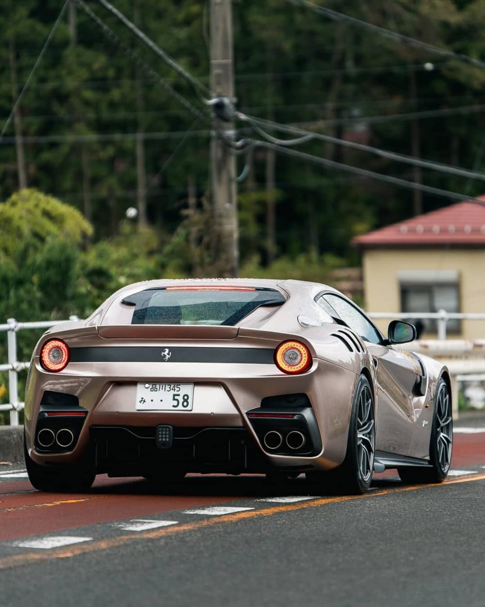 Ferrari F12tdf mang màu sơn Bronzo Masaru