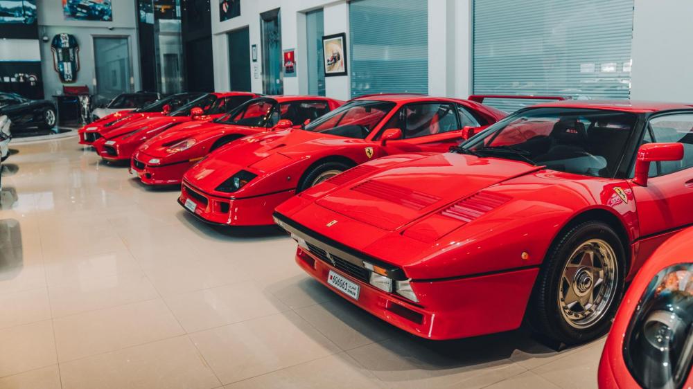 Có khoảng 6 chiếc Ferrari cùng mang màu sơn đỏ xếp lốp ngay ngắn trong garage này