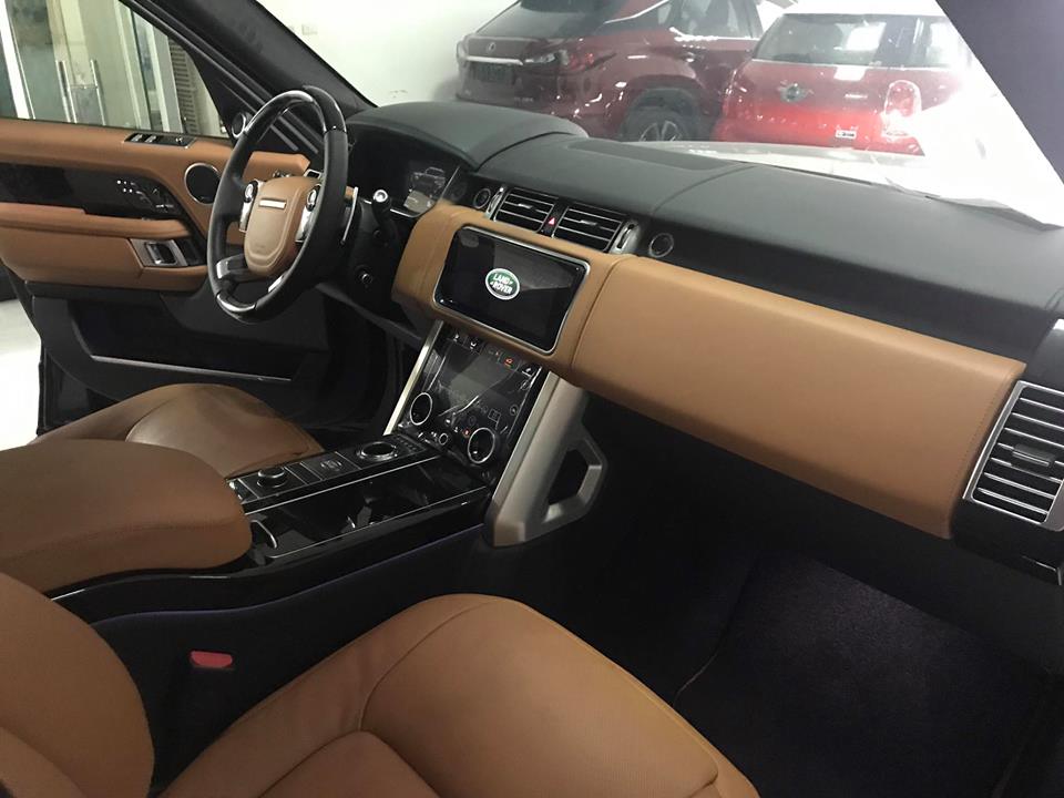 Range Rover Autobiography P400e 2018 thứ 2 xuất hiện tại Việt Nam sử dụng hệ truyền động plug-in hybrid với động cơ xăng 4 xi-lanh kết hợp cùng một mô tơ điện Range Rover Autobiography P400e 2018 thứ 2 xuất hiện tại Việt Nam sử dụng hệ truyền động plug-in hybrid với động cơ xăng 4 xi-lanh kết hợp cùng một mô tơ điện