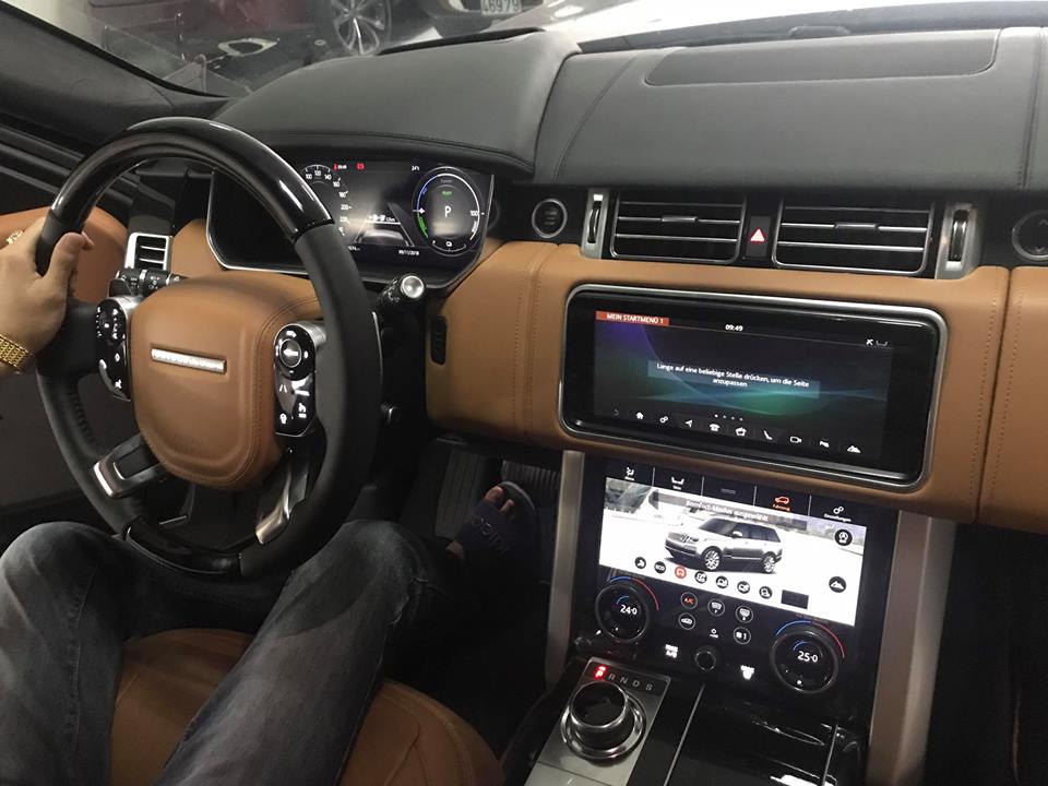 Các trang bị nội thất cho Range Rover Autobiography phiên bản xe xanh có màn hình sau vô-lăng 12 inch và 2 màn hình cảm ứng 10 inch Các trang bị nội thất cho Range Rover Autobiography phiên bản xe xanh có màn hình sau vô-lăng 12 inch và 2 màn hình cảm ứng 10 inch