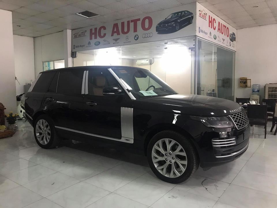 Chiếc Range Rover Autobiography P400e 2018 thứ 2 về nước có ngoại thất màu đen bóng đối lập với bộ áo trắng so với chiếc đầu tiên Chiếc Range Rover Autobiography P400e 2018 thứ 2 về nước có ngoại thất màu đen bóng đối lập với bộ áo trắng so với chiếc đầu tiên