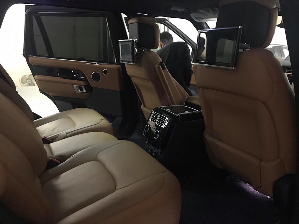 Hàng ghế phía sau có thêm 2 màn hình giải trí Hàng ghế phía sau có thêm 2 màn hình giải trí