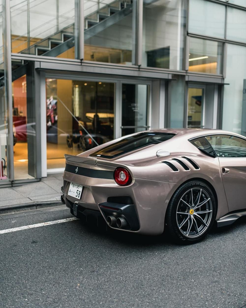 Ferrari F12tdf được trang bị khối động cơ V12, dung tích 6.3 lít, sản sinh công suất tối đa 780 mã lực