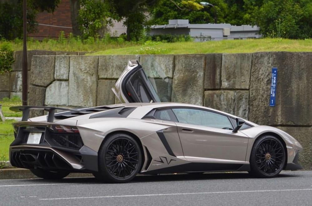 Và Lamborghini Aventador SV từng bị bắt gặp khoác màu sơn Bronzo Masaru