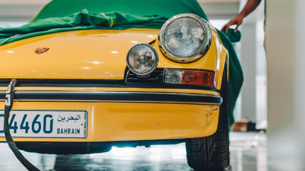 Cũng mang màu sơn vàng là chiếc Porsche 911 2.7 RS