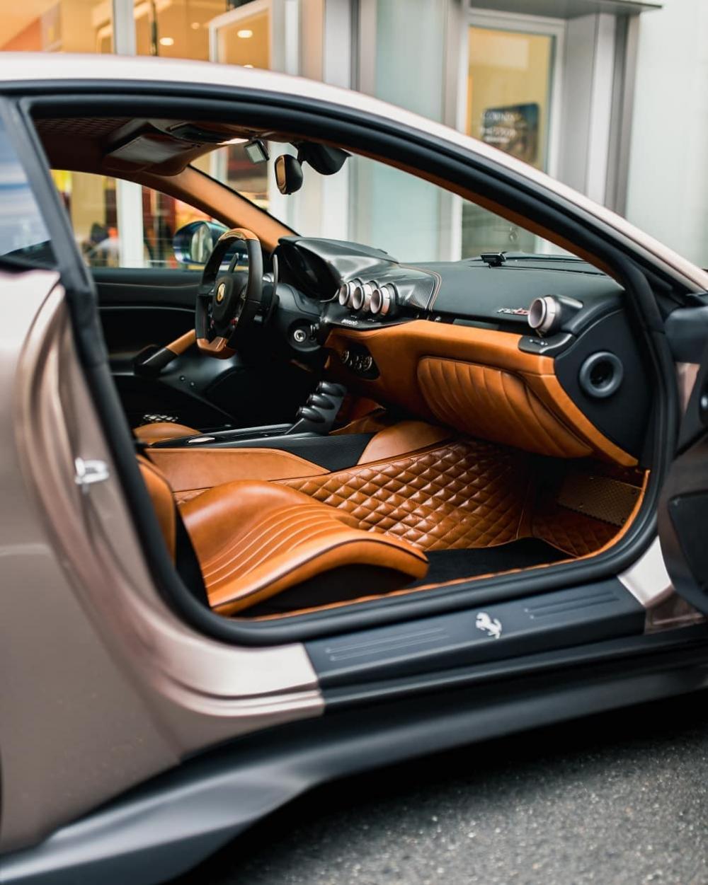  Tiến vào bên trong khoang lái Ferrari F12tdf tại Nhật Bản sở hữu nội thất bọc da màu nâu đậm