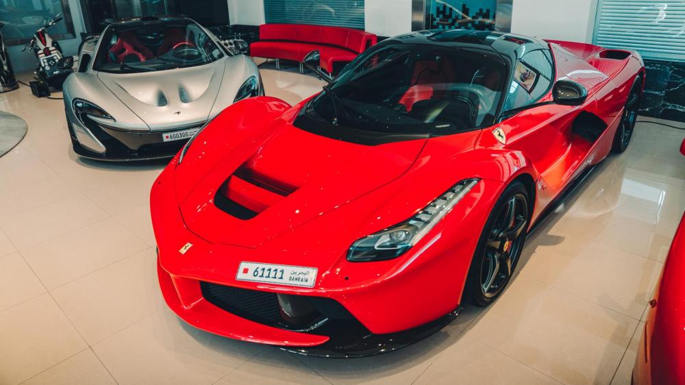 Và Ferrari LaFerrari. Như vậy, doanh nhân đến từ Vương quốc Bahrain có đủ 3 chiếc siêu xe triệu đô hybrid đình đám nhất thế giới
