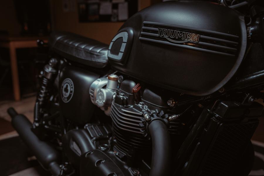 Logo Triumph được thiết kế 3D đặt trên bình xăng Logo Triumph được thiết kế 3D đặt trên bình xăng