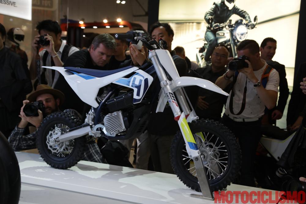 Mẫu xe cào cào điện nhỏ xinh dành cho trẻ em mang tên EE 5