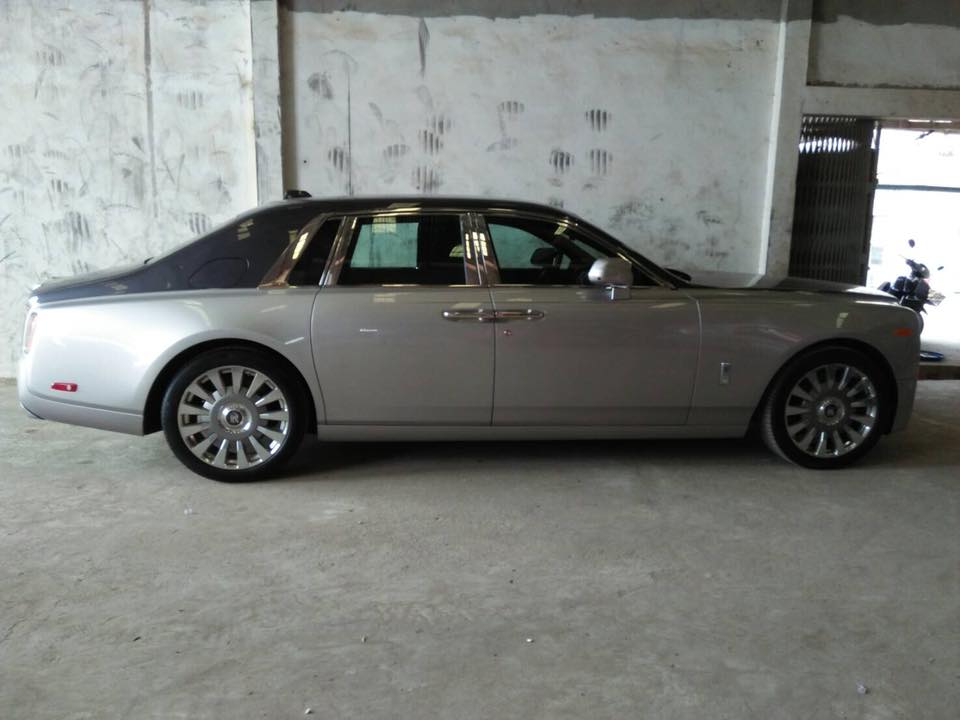 Chiếc xe siêu sang Rolls-Royce Phantom thế hệ thứ 8 xuất hiện tại Campuchia được phối 2 tông màu xám và đen Chiếc xe siêu sang Rolls-Royce Phantom thế hệ thứ 8 xuất hiện tại Campuchia được phối 2 tông màu xám và đen