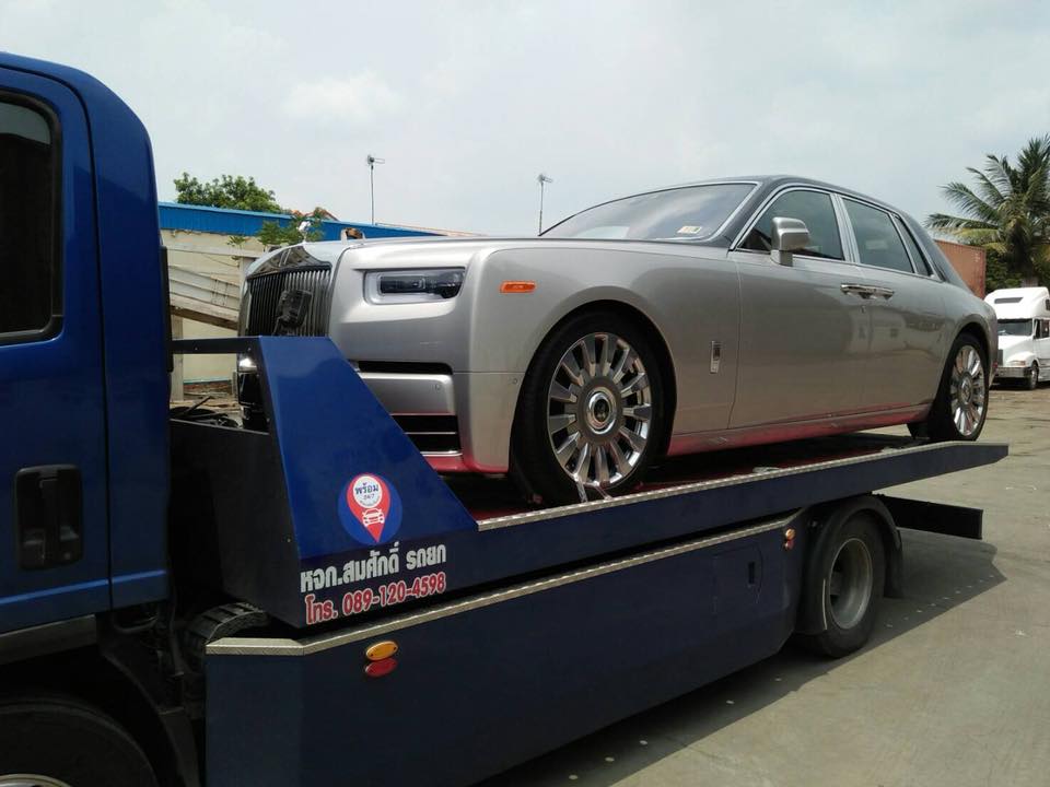 Rolls-Royce Phantom thế hệ thứ 8 có ngoại thất thay đổi thiết kế ở một số chi tiết như đèn pha, lưới tản nhiệt và đèn hậu Rolls-Royce Phantom thế hệ thứ 8 có ngoại thất thay đổi thiết kế ở một số chi tiết như đèn pha, lưới tản nhiệt và đèn hậu