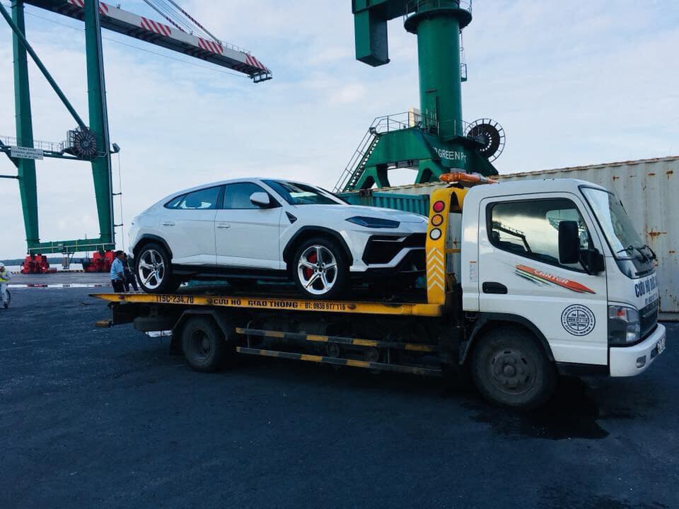 Còn đây là chiếc Lamborghini Urus đầu tiên xuất hiện tại Việt Nam và mang màu sơn trắng Còn đây là chiếc Lamborghini Urus đầu tiên xuất hiện tại Việt Nam và mang màu sơn trắng