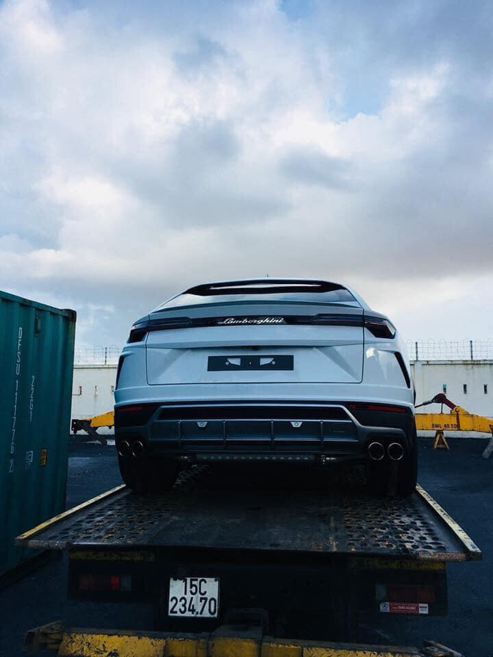 Theo một nguồn tin riêng của Tinxe.vn, số lượng siêu SUV nhà Lamborghini được khui công trong tháng này còn có 1 chiếc khác Theo một nguồn tin riêng của Tinxe.vn, số lượng siêu SUV nhà Lamborghini được khui công trong tháng này còn có 1 chiếc khác