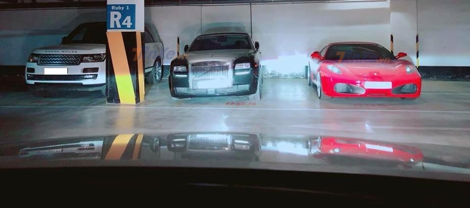 Rolls-Royce Ghost cùng siêu xe Ferrari F430 làm bạn với bụi trong hầm đỗ xe Rolls-Royce Ghost cùng siêu xe Ferrari F430 làm bạn với bụi trong hầm đỗ xe