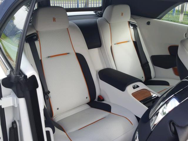 2 hàng ghế sau vẫn còn nguyên vẹn 2 hàng ghế sau vẫn còn nguyên vẹn