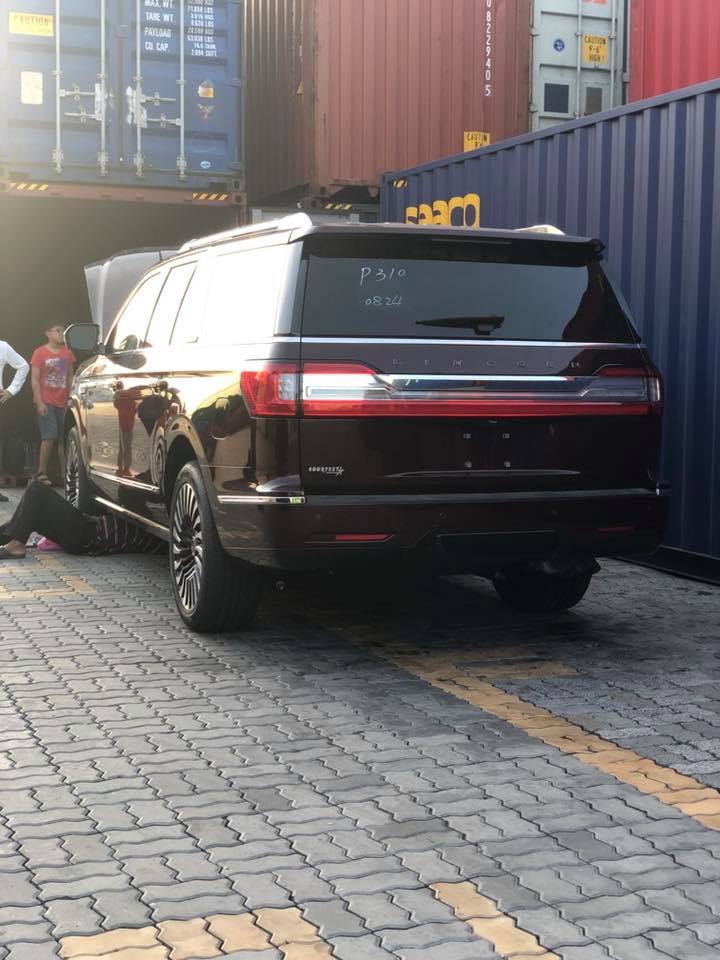 Lincoln Navigator Black Label L 2018 đầu tiên định cư tại Hà Tĩnh được khui công tại cảng Sài thành