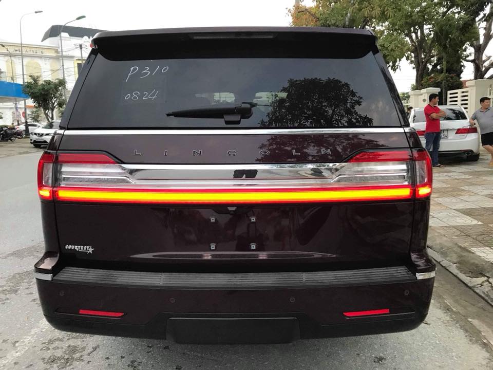 Lincoln Navigator đời 2018 đầu tiên có mặt tại Hà Tĩnh thuộc phiên bản cao cấp và đắt nhất là Black Label L