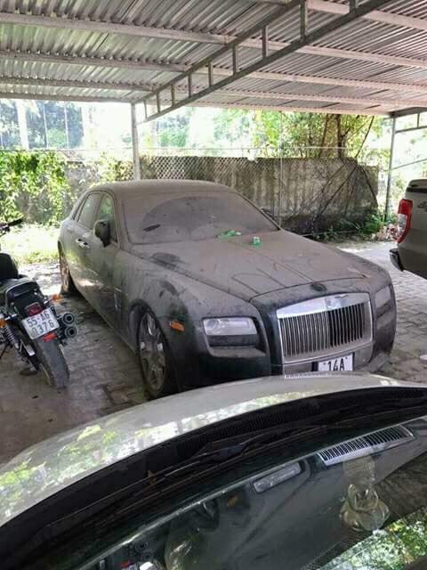 Một chiếc Rolls-Royce Ghost mang biển số Quảng Ninh cũng có tình cảnh đóng bụi dày đặc Một chiếc Rolls-Royce Ghost mang biển số Quảng Ninh cũng có tình cảnh đóng bụi dày đặc
