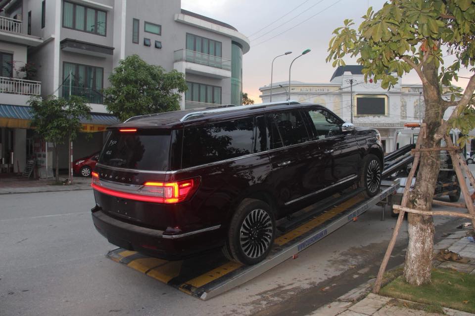 Sau đó, chiếc SUV hạng sang cỡ lớn được vận chuyển bằng xe chuyên dụng về Hà Tĩnh bàn giao cho chủ nhân