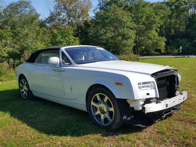 Rolls-Royce Phantom Drophead Coupe Series II này bị hư hỏng nặng ở đầu xe Rolls-Royce Phantom Drophead Coupe Series II này bị hư hỏng nặng ở đầu xe