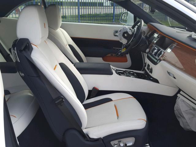 Bên trong khoang lái chiếc Rolls-Royce Dawn đã bung túi khí Bên trong khoang lái chiếc Rolls-Royce Dawn đã bung túi khí