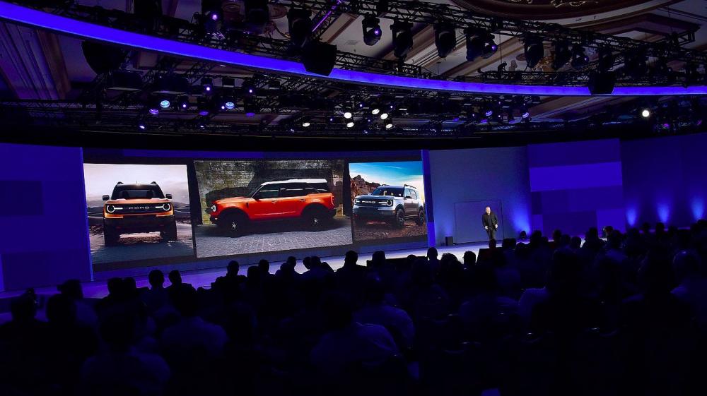 Hình ảnh của tiểu Ford Bronco được trình chiếu trên màn hình trong hội nghị đại lý