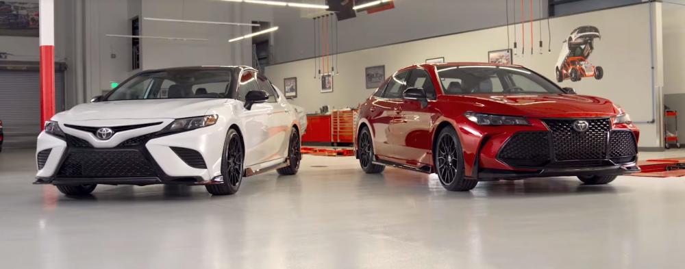 Cặp đôi Toyota Camry TRD (trắng) và Avalon TRD 2019