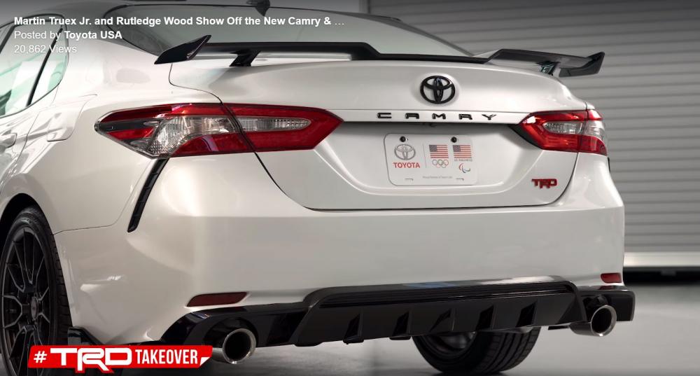 Thiết kế đuôi xe của Toyota Camry TRD 2019